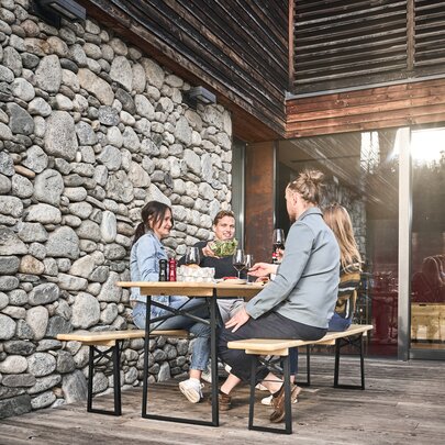 4 people enjoy your meal on a terrace on the classic beer garden table sets in nature.