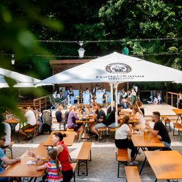 Beer garden table sets with legroom are assembled in beer garden Hirschau.